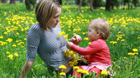 mamma och barn med anafylaxi i gräset